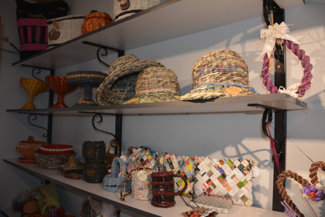 Balıkesir'de gazete kağıdından hediyelik eşya üreten kadınlar Almanya'ya ihracat yaptı