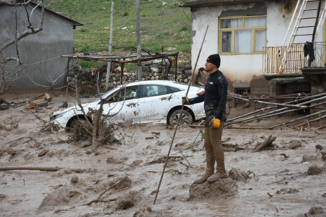 Adıyaman'da selin ardından kaybolan anne ile kızı aranıyor