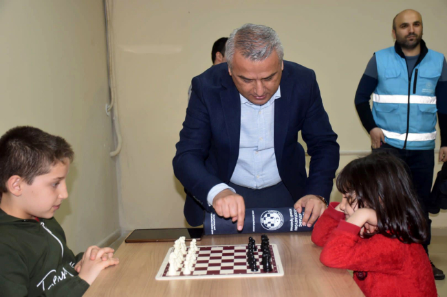 Karabük'teki depremzede çocuk ve gençlere satranç eğitimi veriliyor