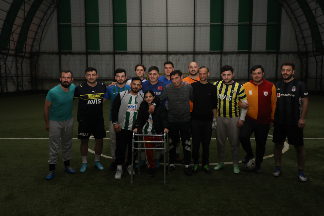 Madenciler, enkazdan çıkardıkları anne ve kızına sahip çıktılar