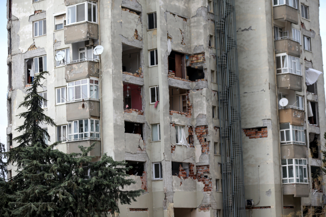 Depremden önce güçlendirme yapılan 13 katlı binalar yıkılmadı: 60 aile kurtuldu