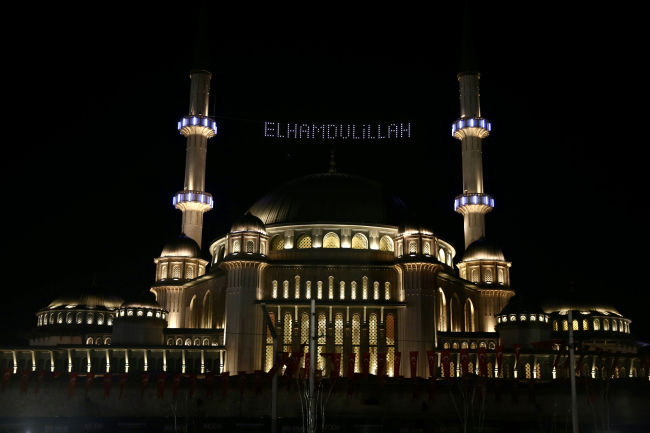Taksim Camii dijital mahya ile taçlandırıldı