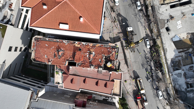 Bağcılar'daki riskli bina yıkılıyor