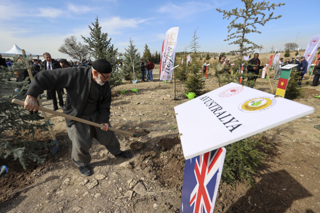 Bakan Kirişci depremlerde hayatını kaybedenler için fidan dikti