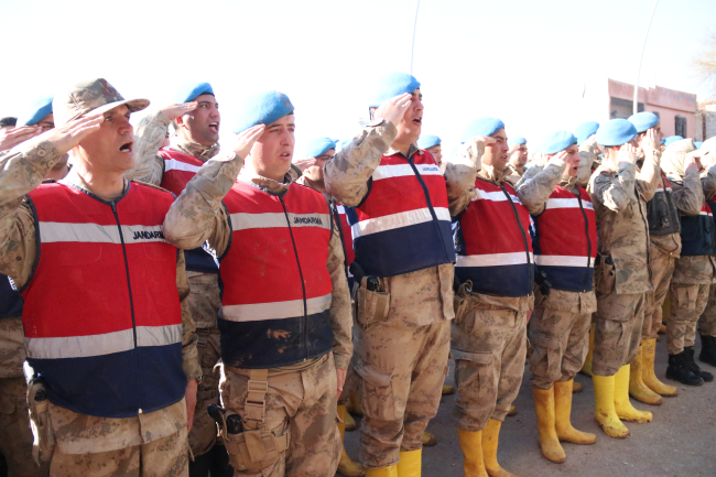 Arama kurtarma çalışmalarına katılan komandolar görev değişimi yaptı