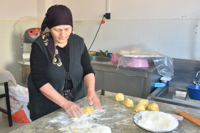 Depremzedelerin ramazan eriştesi Afyonkarahisarlı kadınlardan