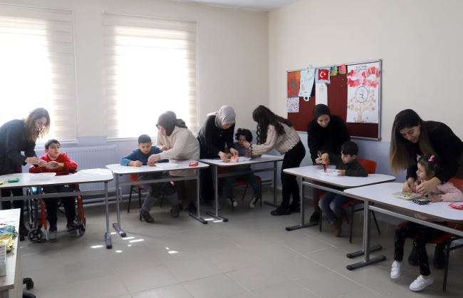 Sakarya'da özel öğrenciler depremzede çocuklar için kolye ve bileklik tasarlıyor