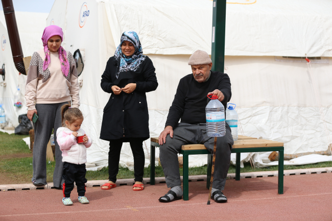 Çadır kentteki depremzedeler ramazanı buruk karşıladı
