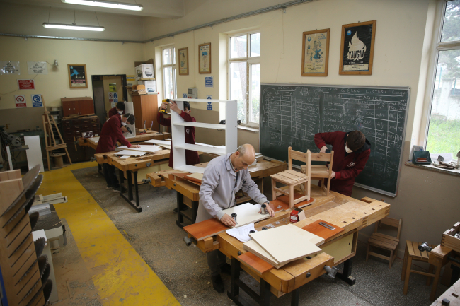 Sakarya'da meslek lisesi öğrencileri, kentteki depremzede aileler için mobilya üretiyor