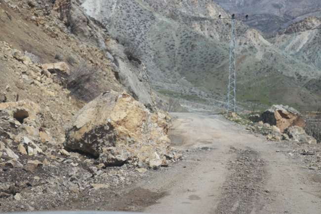 Dağlardan kopan dev kayalar evlere ağır hasar verdi