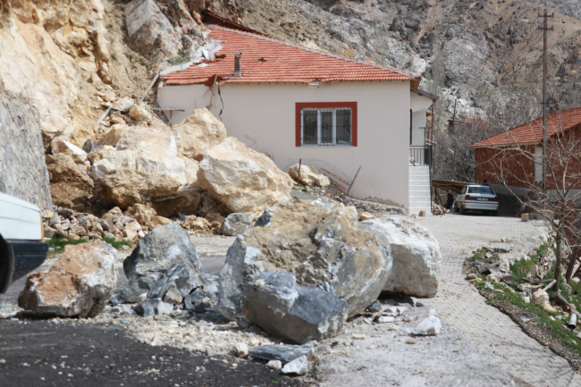 Dağlardan kopan dev kayalar evlere ağır hasar verdi