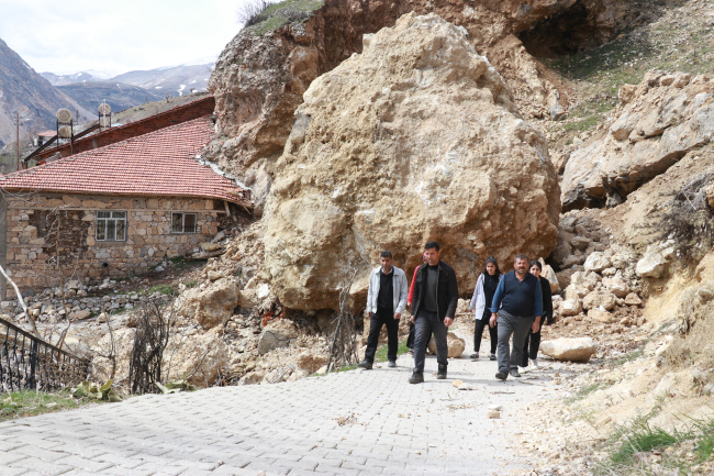 Dağlardan kopan dev kayalar evlere ağır hasar verdi
