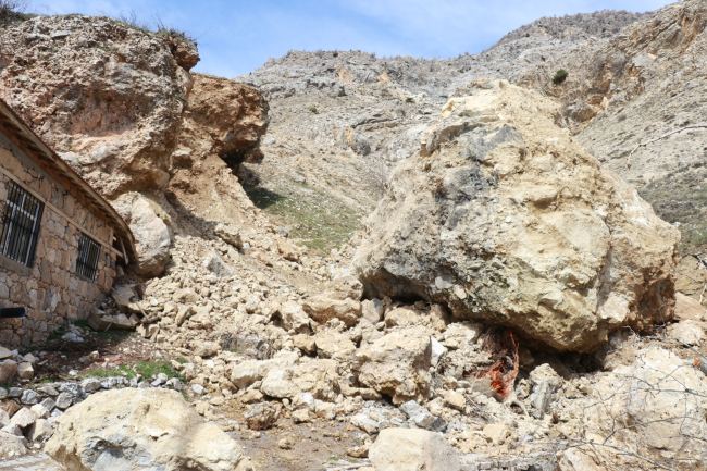 Dağlardan kopan dev kayalar evlere ağır hasar verdi