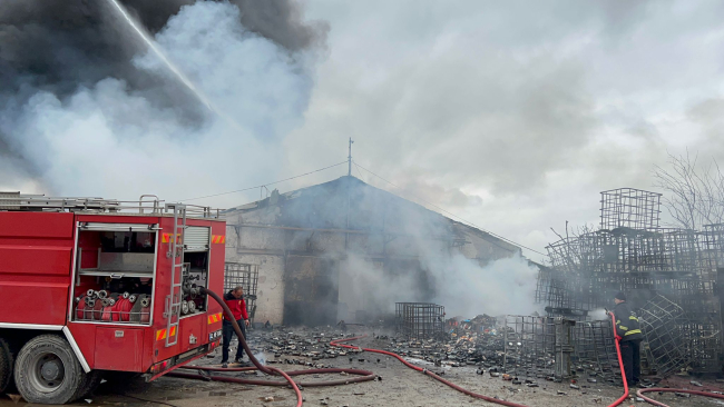 Kocaeli'de boya fabrikasında yangın