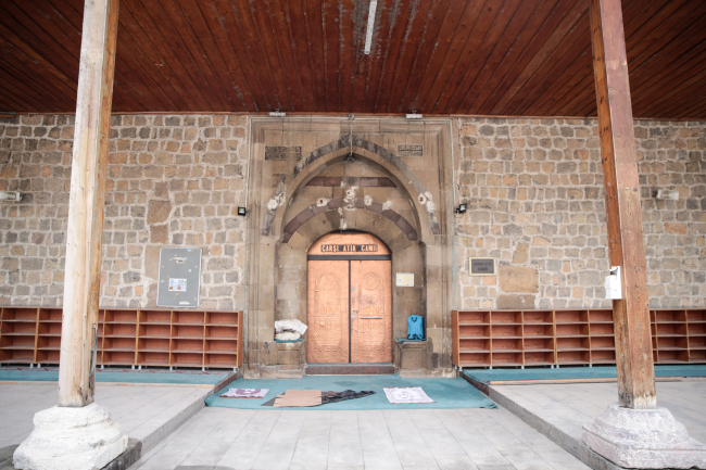 Tarihi Atik Cami'nin minaresi artçı depremler sonrasında yıkıldı