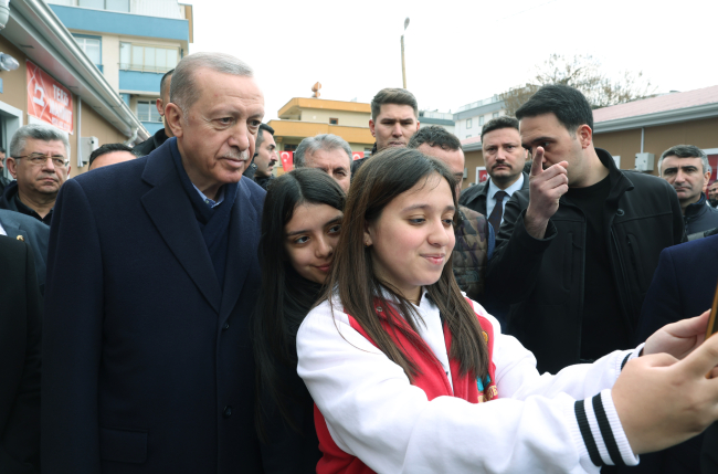 Cumhurbaşkanı Erdoğan, Kahramanmaraş'ta AFAD Kocaeli Çarşısı'nı ziyaret etti