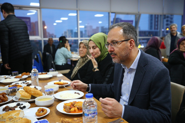 Bakan Kasapoğlu, öğrenci yurdundaki depremzedelerle iftar yaptı