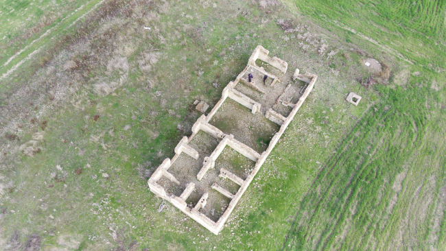 Elazığ'da suyun çekildiği baraj sahasındaki tren istasyonu gün yüzüne çıktı