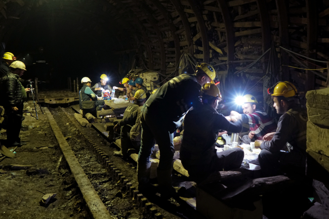 Yerin 300 metre altındaki madenciler ilk iftarını yaptı
