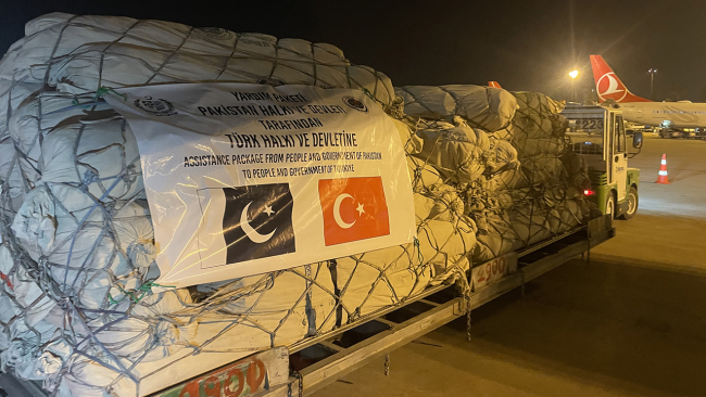 Çadır taşıyan Pakistan uçağı Adana'ya ulaştı