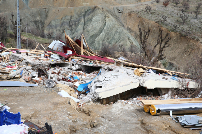 Sincik'in köylerinde depremin verdiği hasar görüntülendi