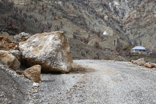Sincik'in köylerinde depremin verdiği hasar görüntülendi
