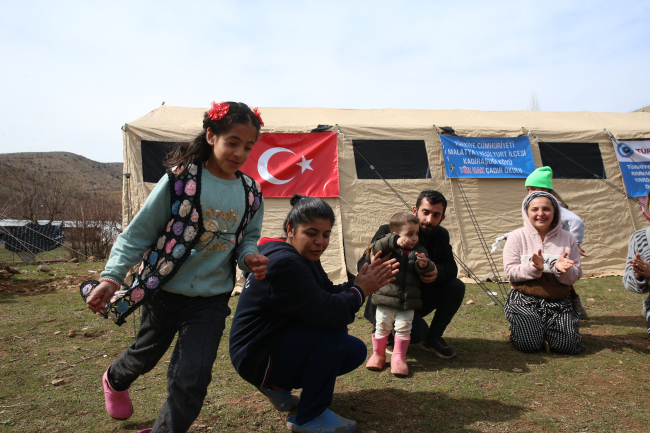 Malatyalı gençler depremzede çocukların eğitimi için sahada