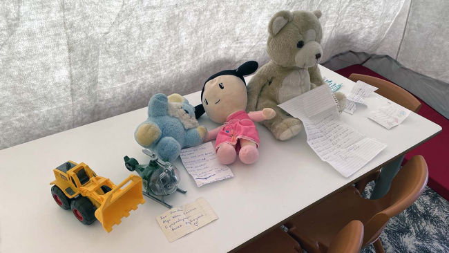 Battaniyeden çıkan not depremzede aileyi duygulandırdı