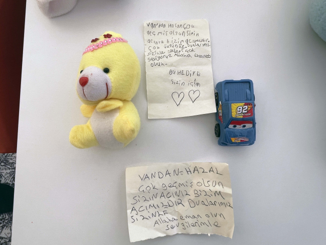 Battaniyeden çıkan not depremzede aileyi duygulandırdı