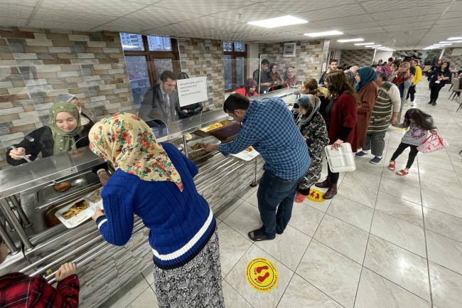 Elazığ'da yurtlarda misafir edilen depremzedeler devletin "sıcak aşıyla" iftar yapıyor