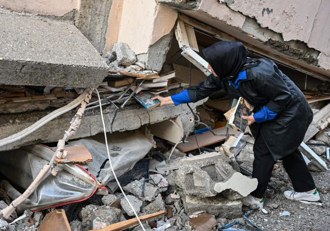 Babasının enkazda kalan 25 bin kitabıyla kütüphane kurulacak