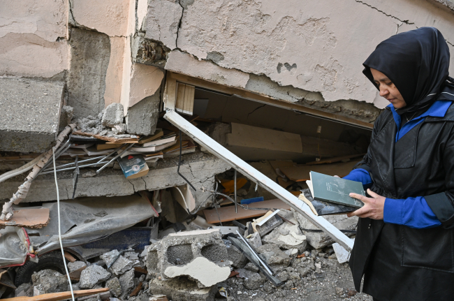 Babasının enkazda kalan 25 bin kitabıyla kütüphane kurulacak