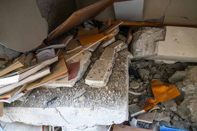 Babasının enkazda kalan 25 bin kitabıyla kütüphane kurulacak