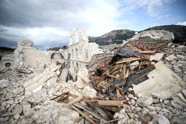 Hatay'da tarihi yapıların enkazından 300'e yakın eser kurtarıldı