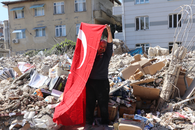 Hataylı esnaf Türk bayrağımı çıkarmak için enkaza geldi
