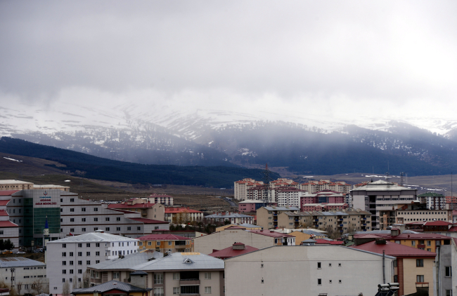 Ardahan'ın yüksek kesimlerine kar yağdı