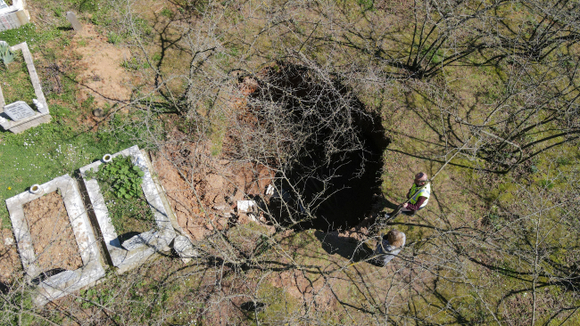 Sakarya'da 6 metre çapında ve derinliğinde obruk oluştu