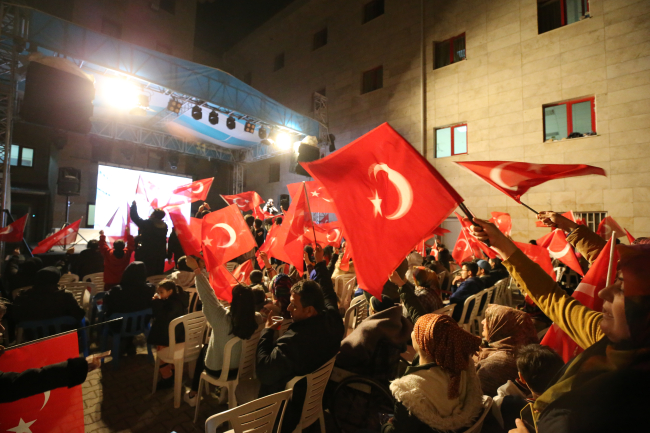 Çadır kente kurulan dev ekranda milli maç heyecanı