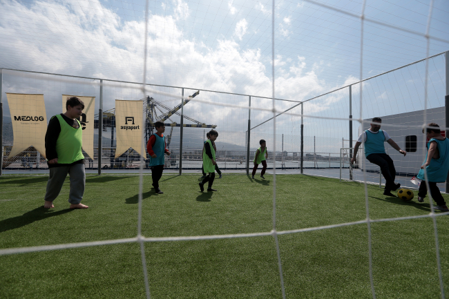 Geminin helikopter pisti, depremzede çocuklar için halı saha oldu