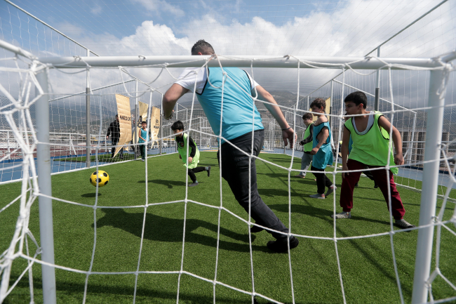 Geminin helikopter pisti, depremzede çocuklar için halı saha oldu