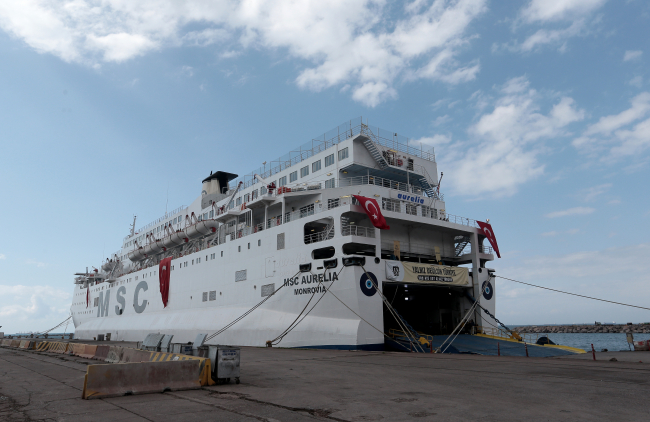 Geminin helikopter pisti, depremzede çocuklar için halı saha oldu