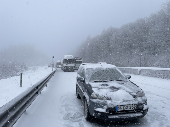 Bolu Dağı'nda kar yağışı: İstanbul yönü trafiğe kapatıldı