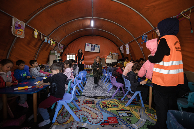 Mehmetçik donanımlı çadırlarla depremzedelere destek oluyor
