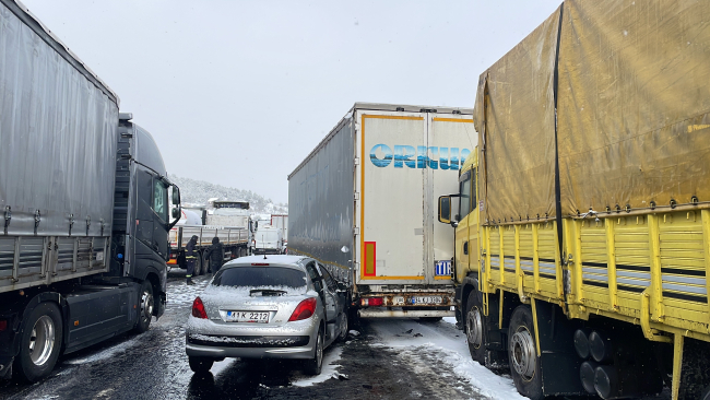 Anadolu Otoyolu'nda 58 araç birbirine girdi