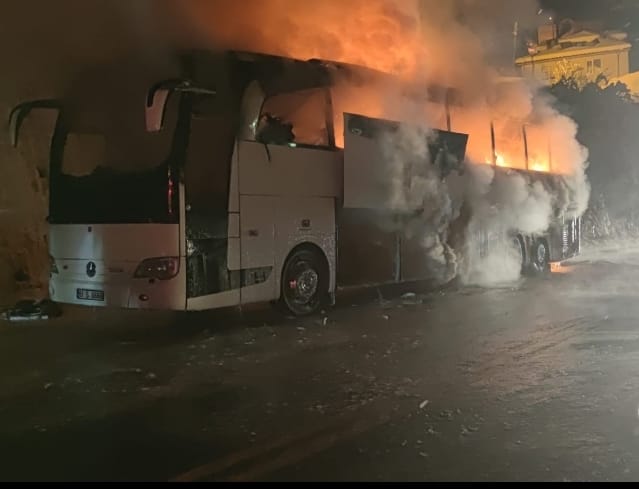 Trabzon'da polisleri taşıyan otobüs alev aldı