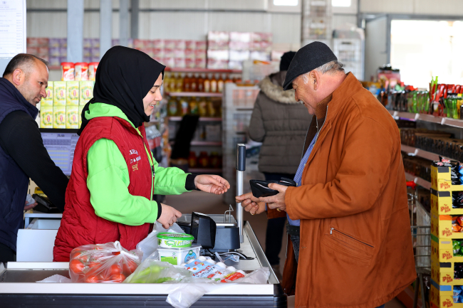 Depremin merkezi Pazarcık'ta 370 esnaf dükkan açtı