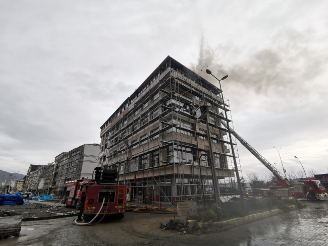 Trabzon'da apartmanın çatı katında yangın çıktı