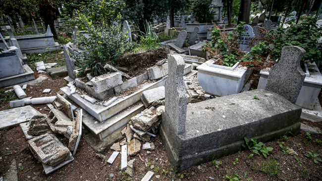 Depremler mezarlıkları da vurdu