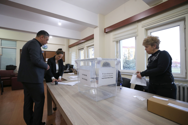 Bulgaristan'da halk erken genel seçim için sandık başında