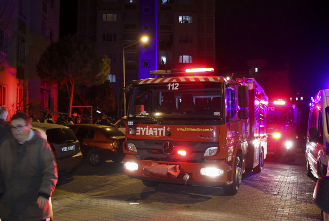 Uşak'ta ev yangını: Apartman tahliye edildi